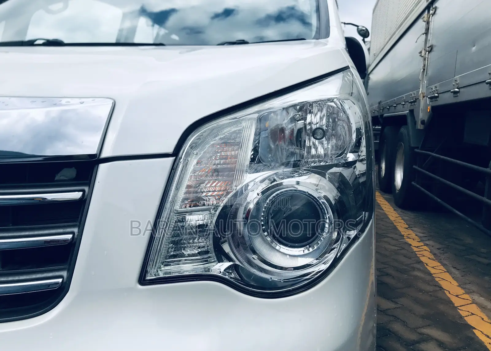 Toyota Noah 2.0 143hp AWD (8 Seater) 2013 White