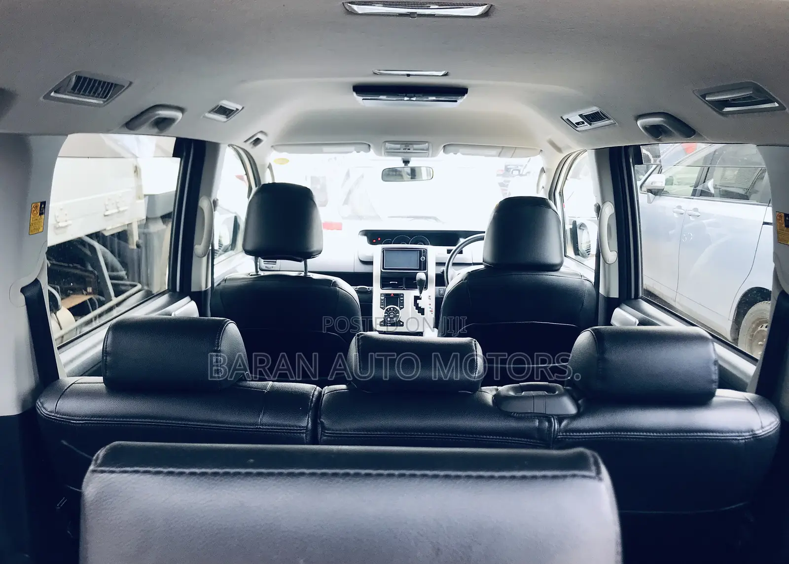 Toyota Noah 2.0 143hp AWD (8 Seater) 2013 White