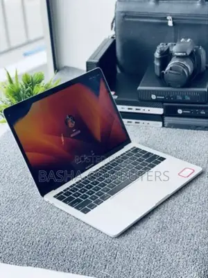 New Laptop Apple MacBook Pro 2017 8GB Intel Core i5 SSD 256GB
