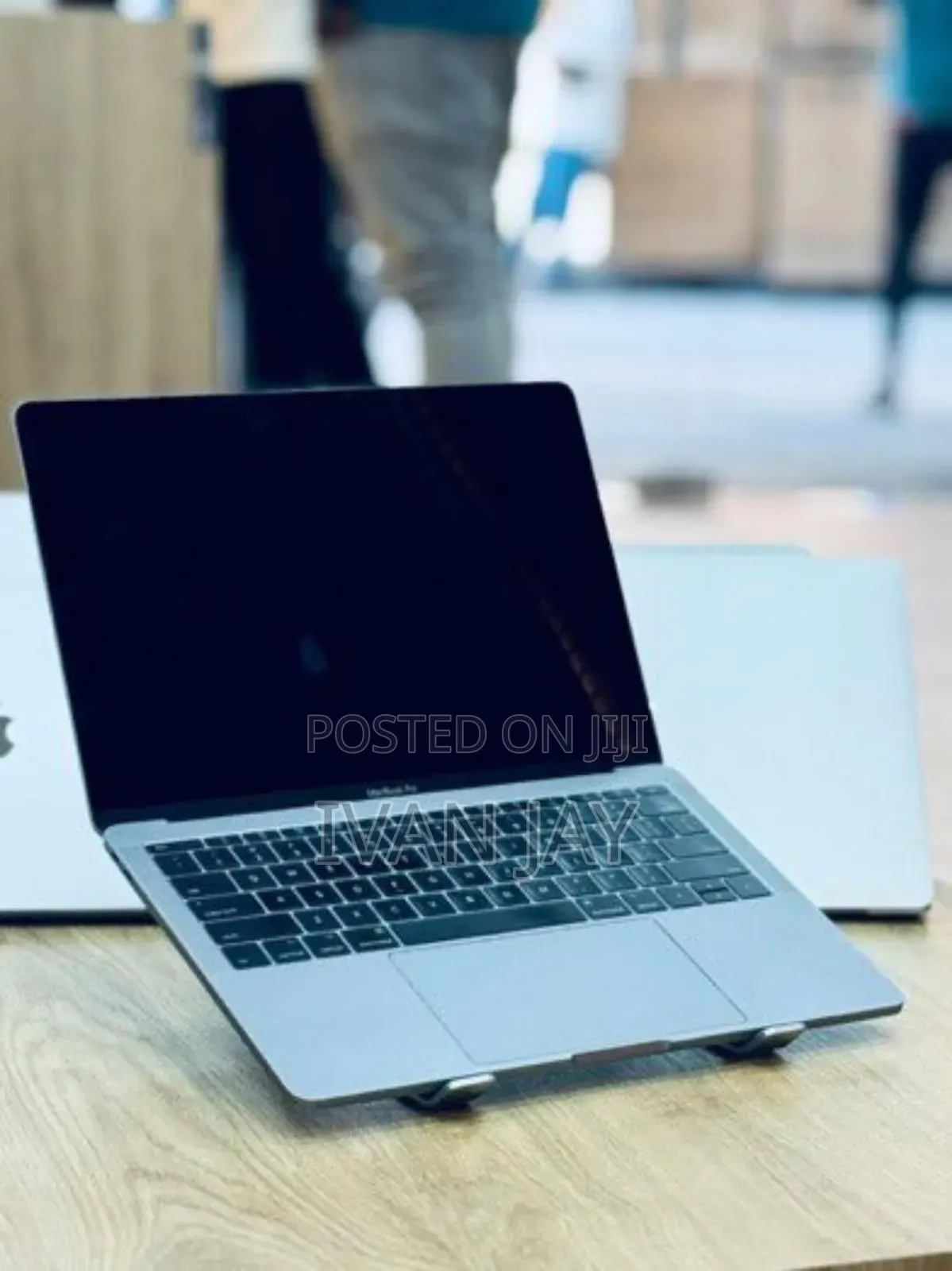 New Laptop Apple MacBook Pro 2018 16GB Intel Core i7 SSD 256GB
