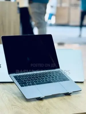 New Laptop Apple MacBook Pro 2018 16GB Intel Core i7 SSD 256GB