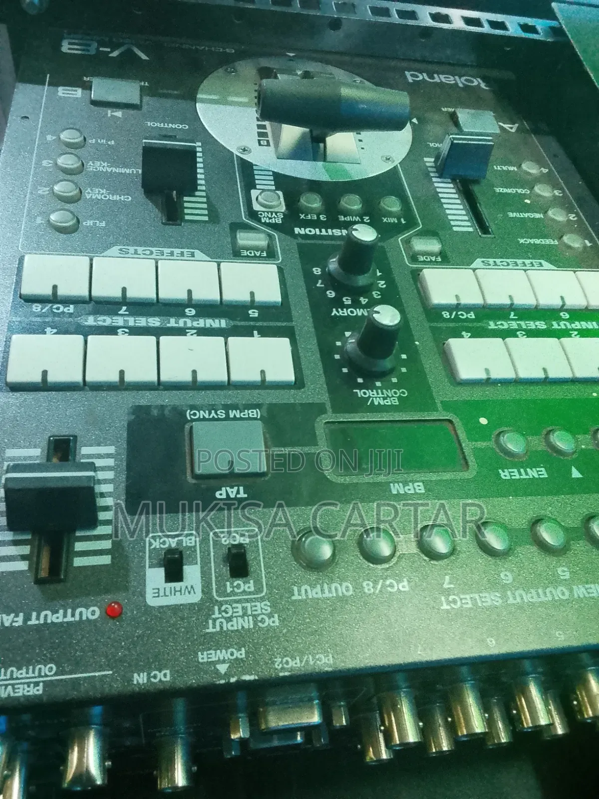 V-8 Roland Video Mixertm