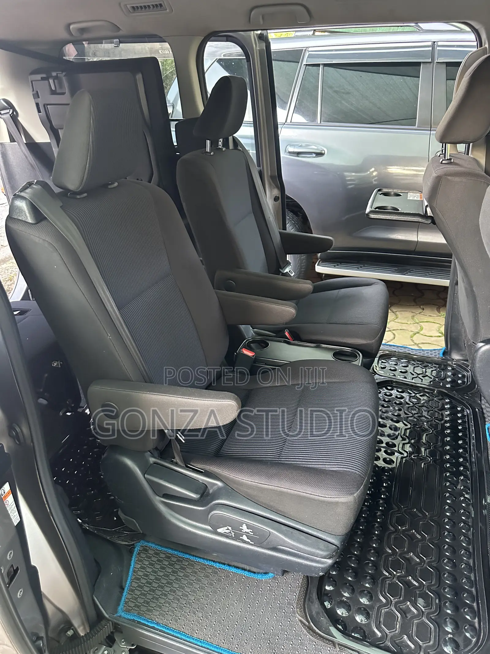 Toyota Noah 2.0 FWD (7 Seater) 2017 Gray