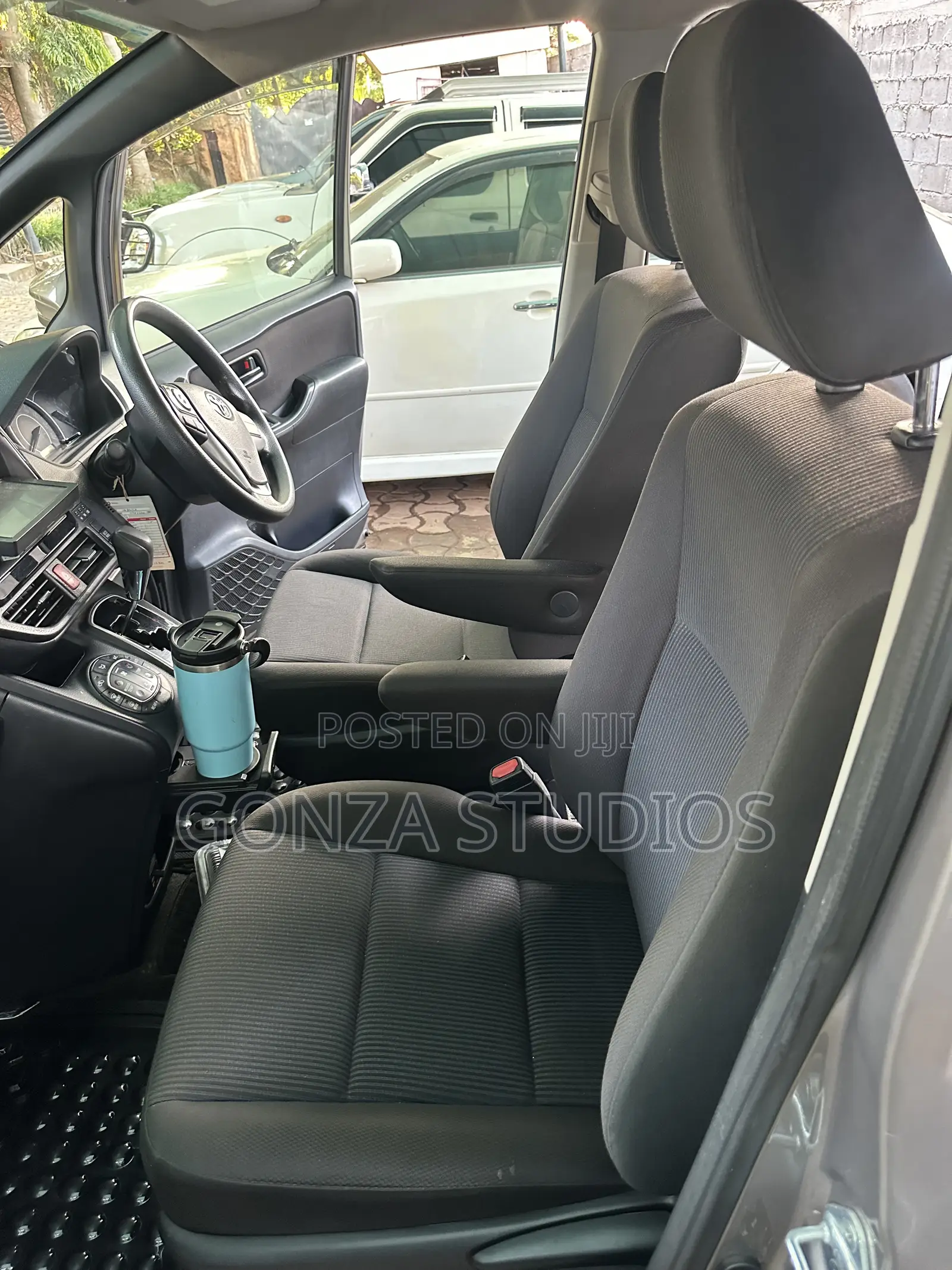Toyota Noah 2.0 FWD (7 Seater) 2017 Gray
