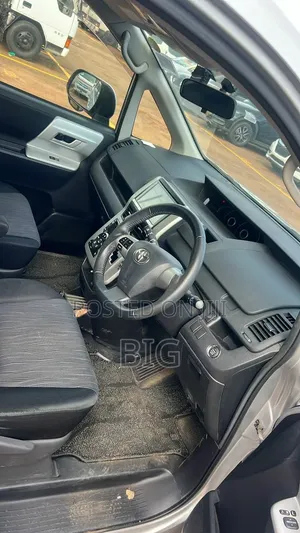 Toyota Noah 2.0 158hp AWD (8 Seater) 2013 Silver