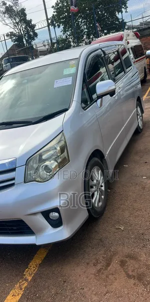 Toyota Noah 2.0 158hp AWD (8 Seater) 2013 Silver