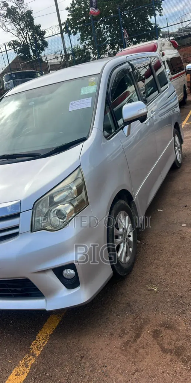 Toyota Noah 2.0 158hp AWD (8 Seater) 2013 Silver