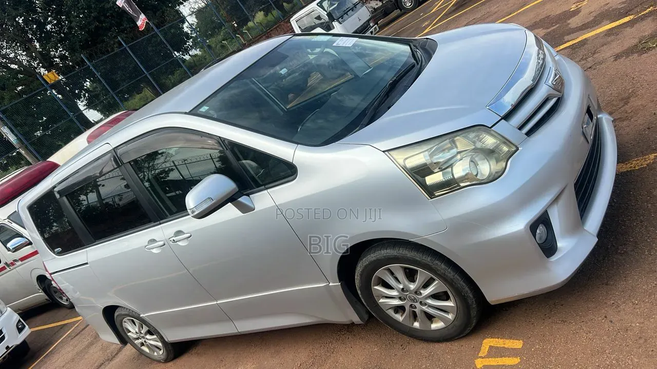 Toyota Noah 2.0 158hp AWD (8 Seater) 2013 Silver