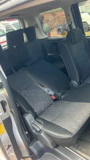Toyota Noah 2.0 158hp AWD (8 Seater) 2013 Silver