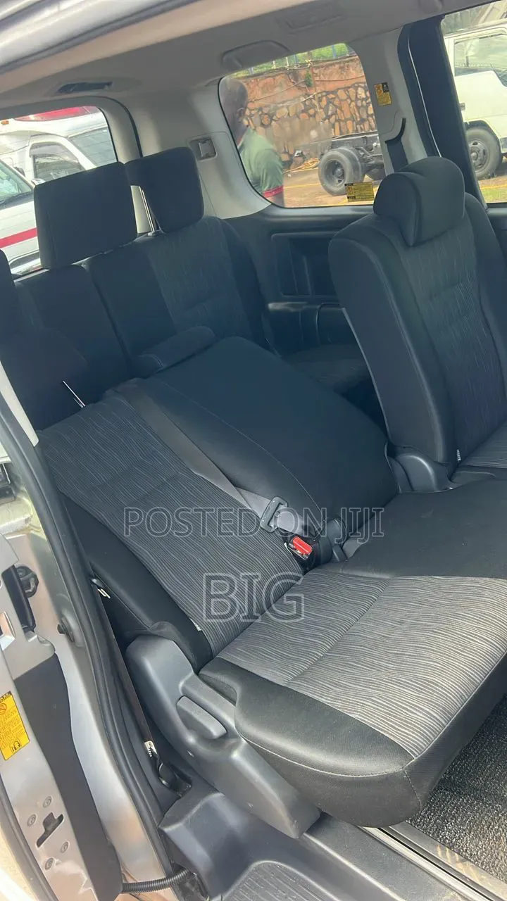 Toyota Noah 2.0 158hp AWD (8 Seater) 2013 Silver