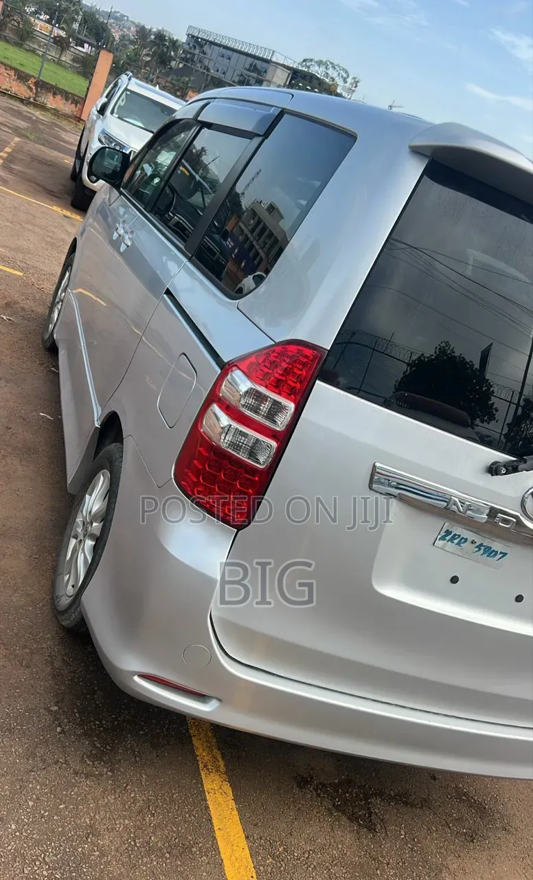 Toyota Noah 2.0 158hp AWD (8 Seater) 2013 Silver