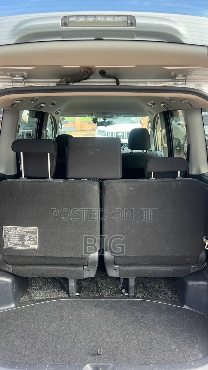 Toyota Noah 2.0 158hp AWD (8 Seater) 2013 Silver