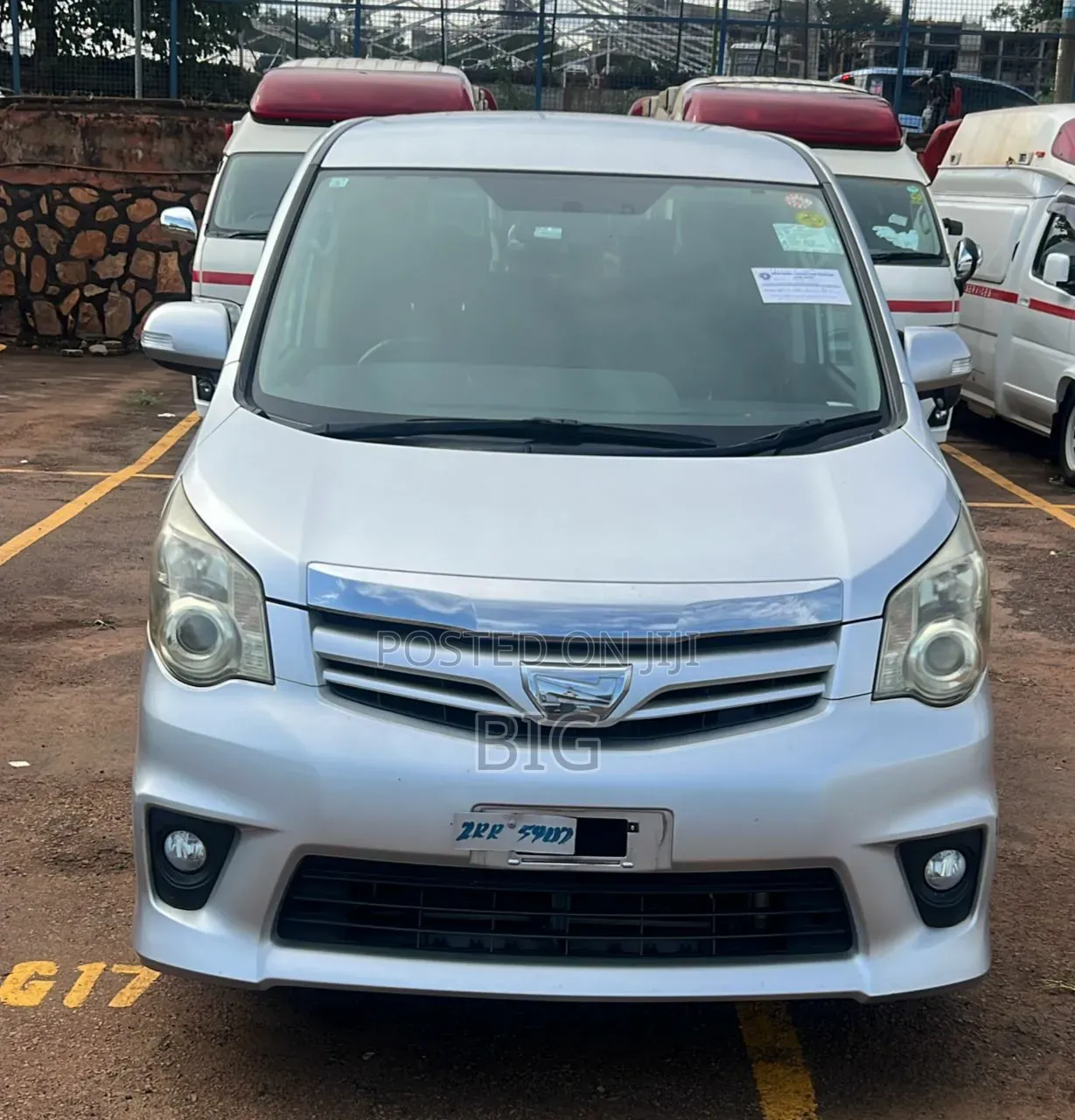 Toyota Noah 2.0 158hp AWD (8 Seater) 2013 Silver