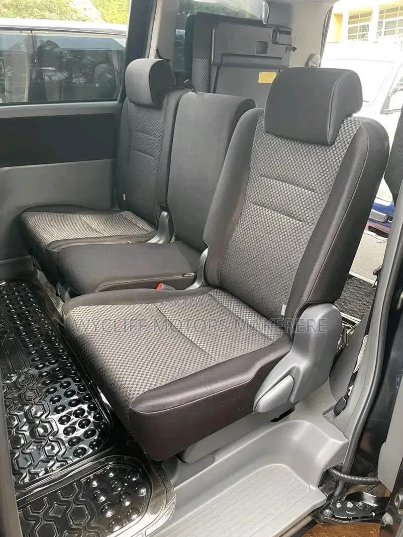 Toyota Noah 2010 Silver