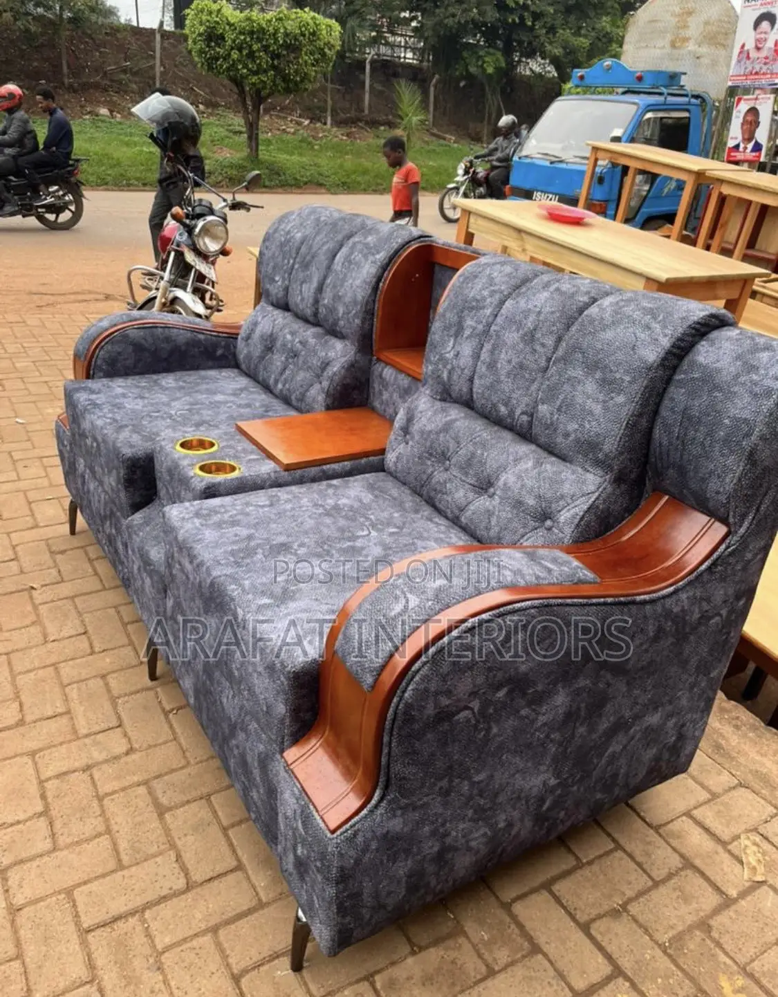Stylish and Comfortable Gray 2-Seater Sofa in Excellent Condition!