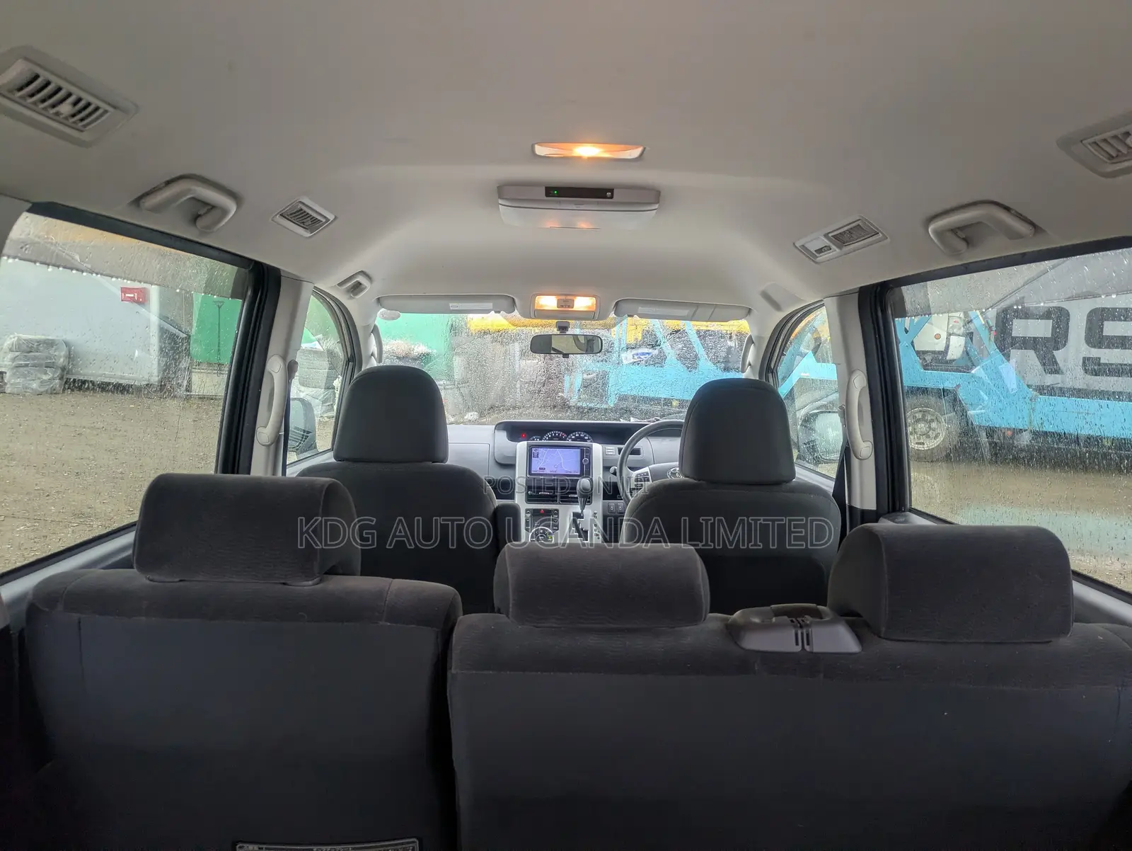 Toyota Noah 2.0 143hp FWD (8 Seater) 2011 Gray