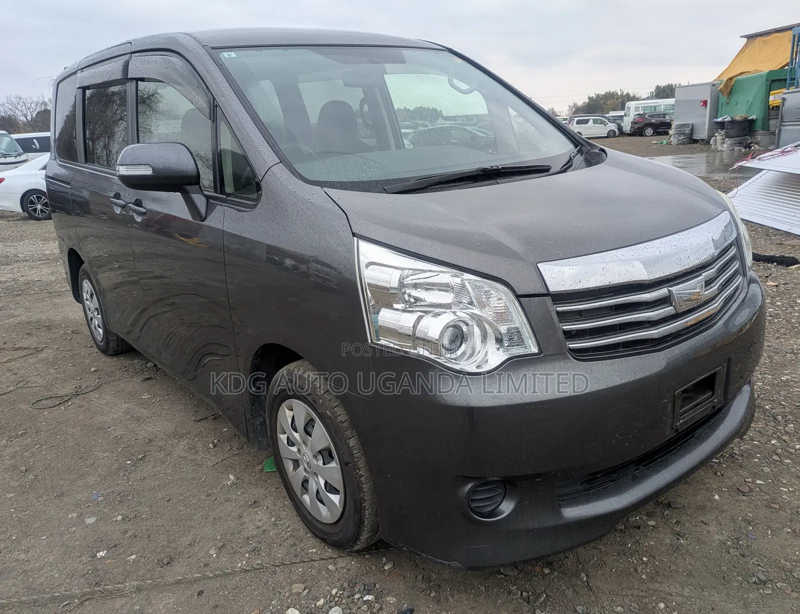 Toyota Noah 2.0 143hp FWD (8 Seater) 2011 Gray