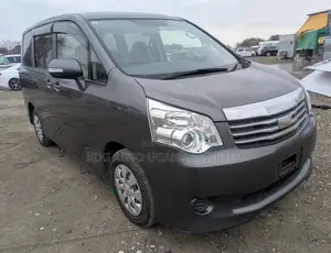 Toyota Noah 2.0 143hp FWD (8 Seater) 2011 Gray