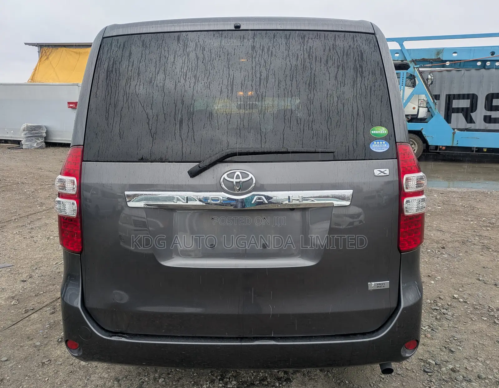 Toyota Noah 2.0 143hp FWD (8 Seater) 2011 Gray