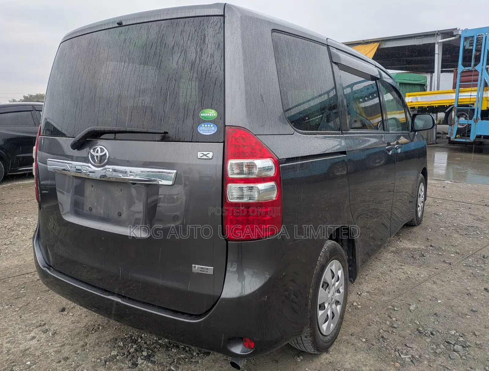 Toyota Noah 2.0 143hp FWD (8 Seater) 2011 Gray