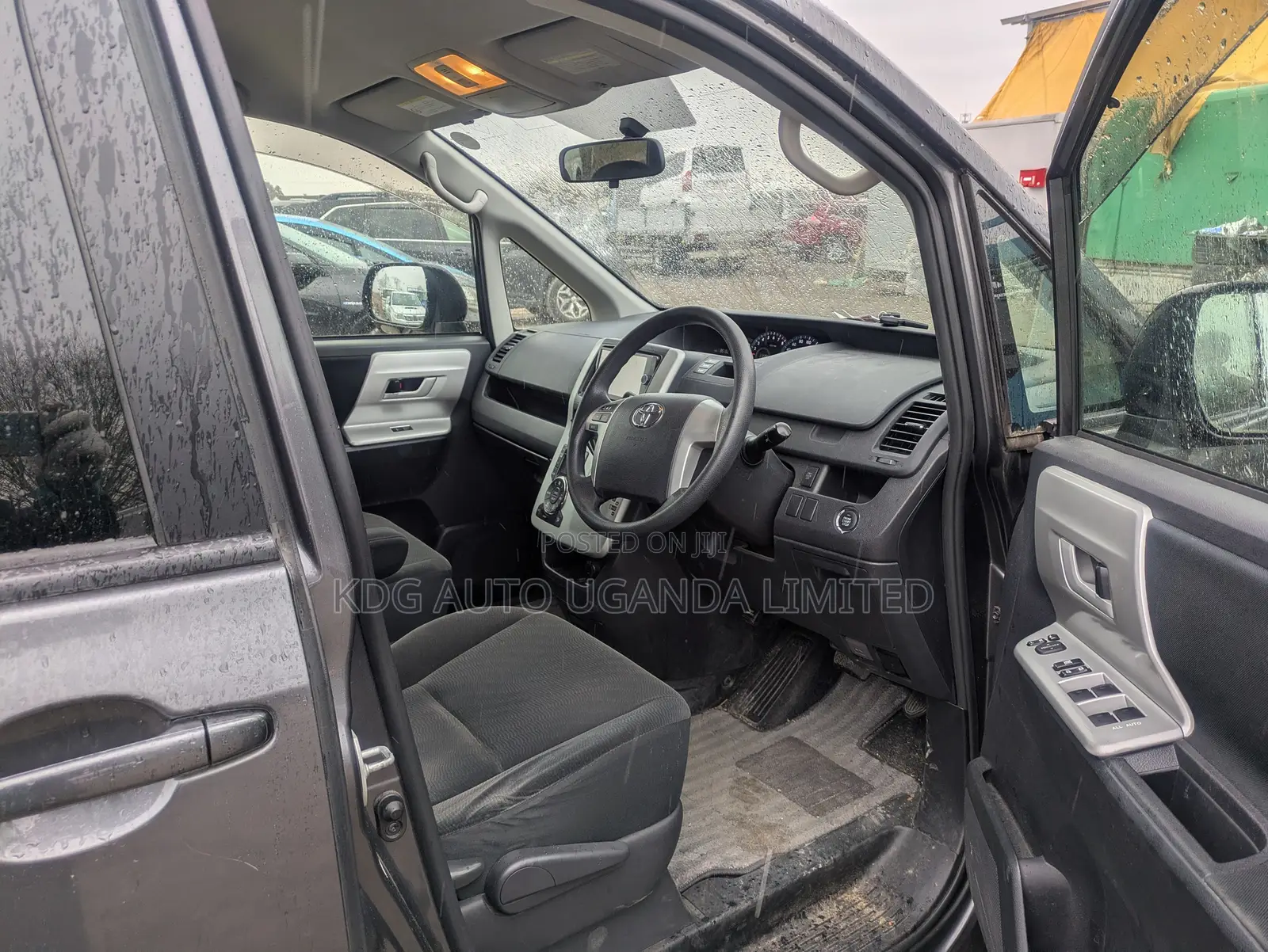 Toyota Noah 2.0 143hp FWD (8 Seater) 2011 Gray