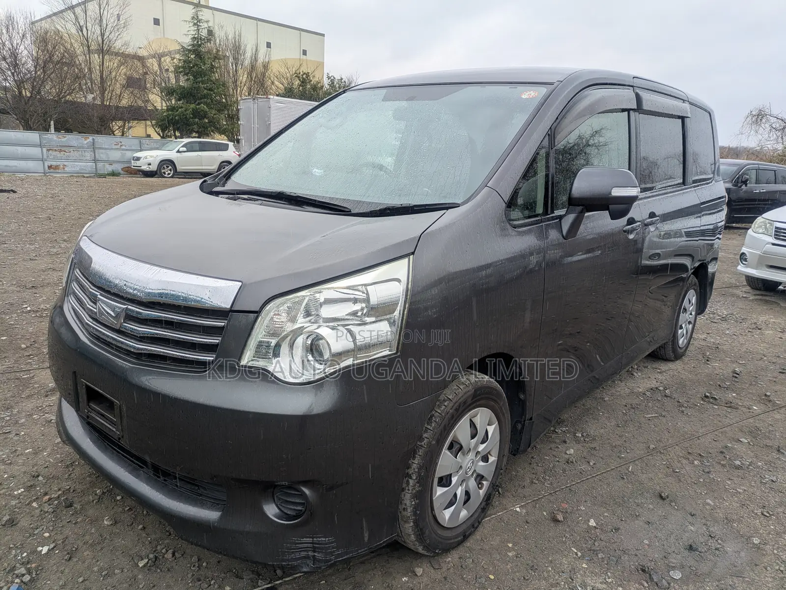 Toyota Noah 2.0 143hp FWD (8 Seater) 2011 Gray