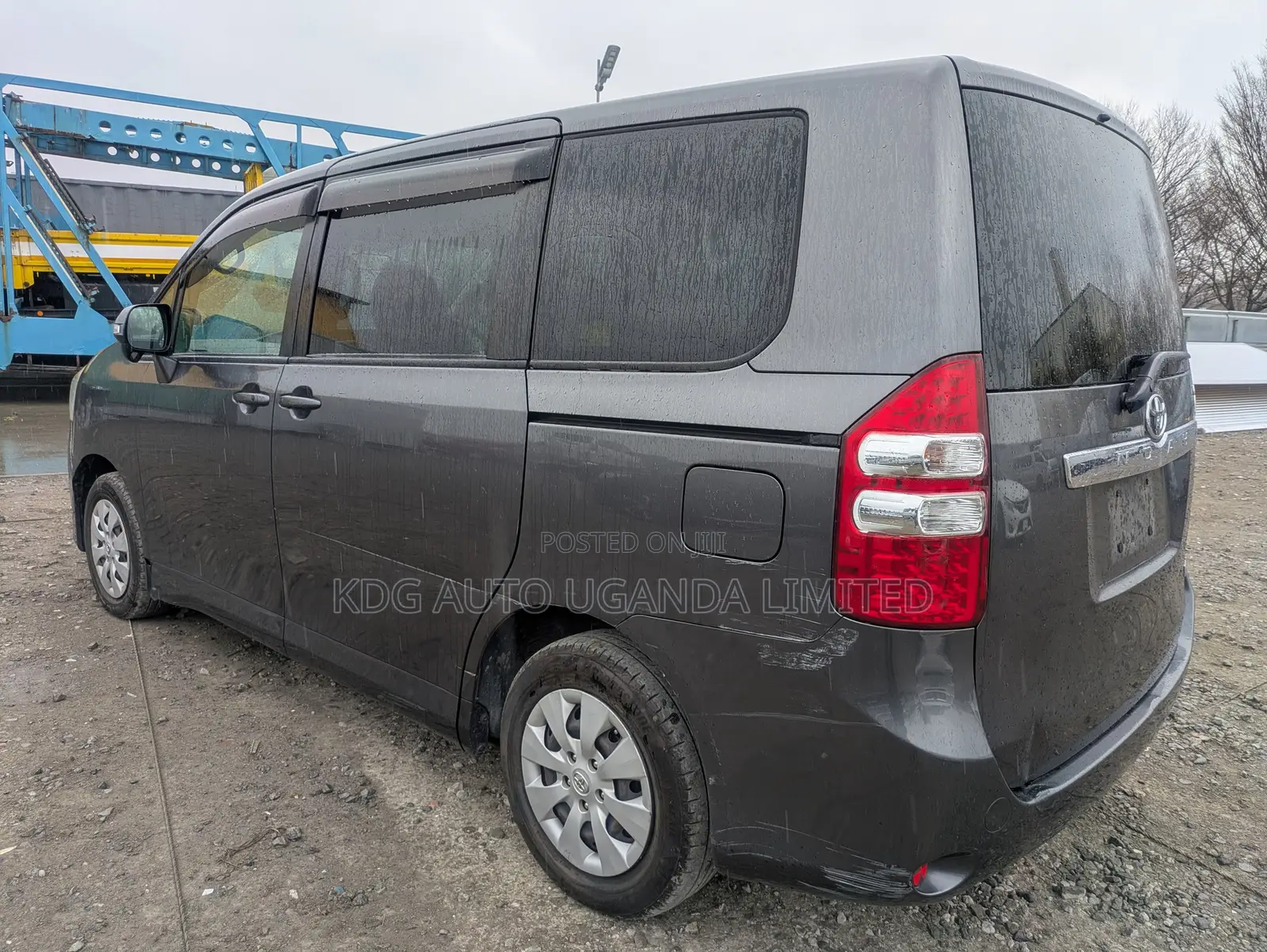 Toyota Noah 2.0 143hp FWD (8 Seater) 2011 Gray