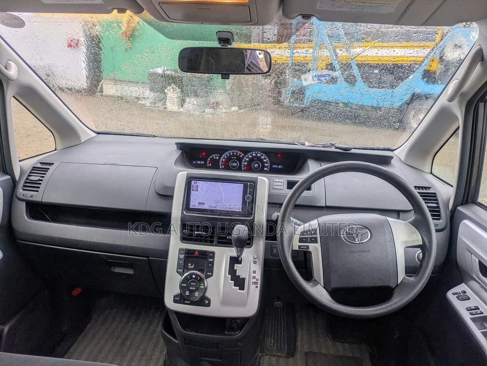 Toyota Noah 2.0 143hp FWD (8 Seater) 2011 Gray