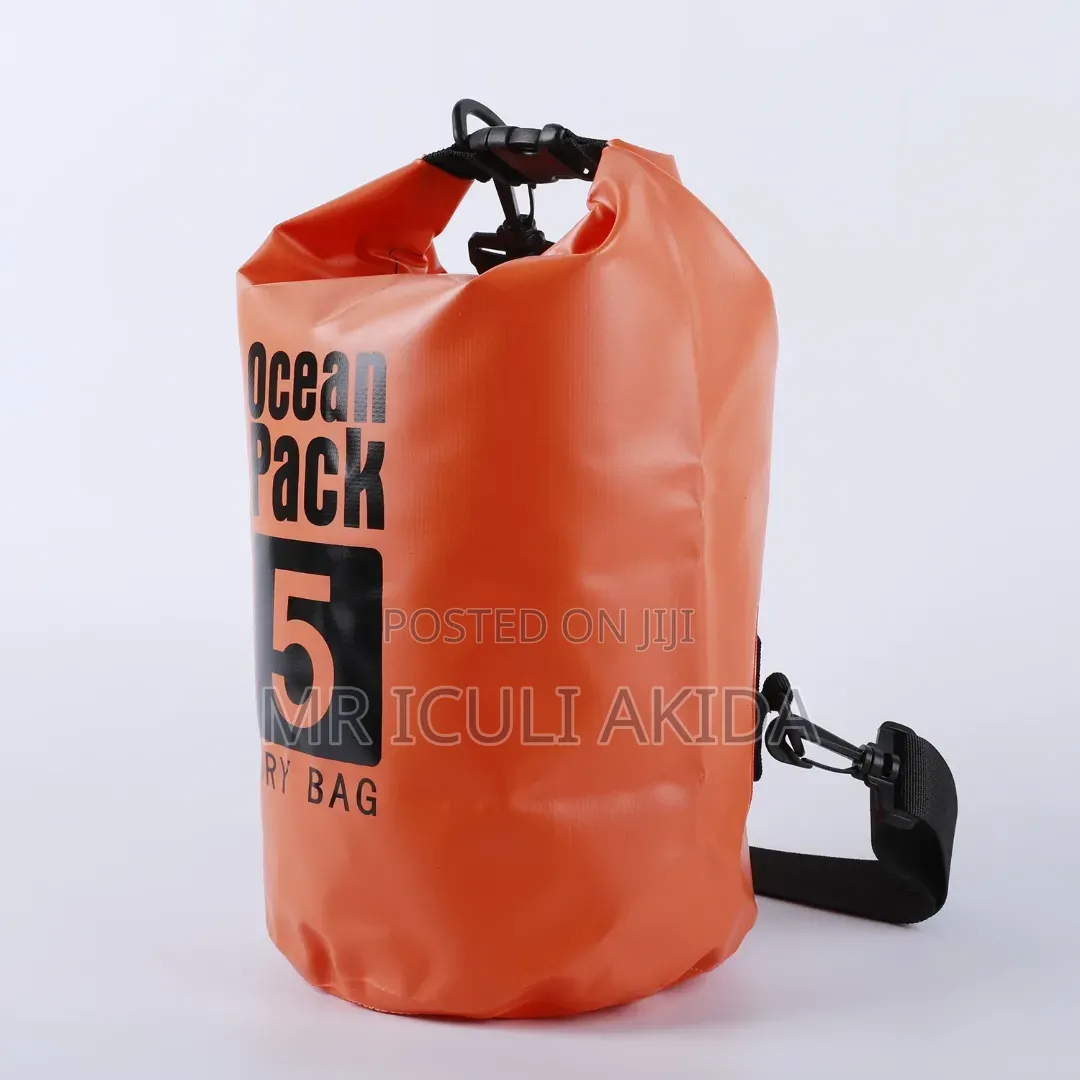 15ltr Waterproof Dry Roll Top Bags WTH Shoulder Strap Fr Easy Carrying