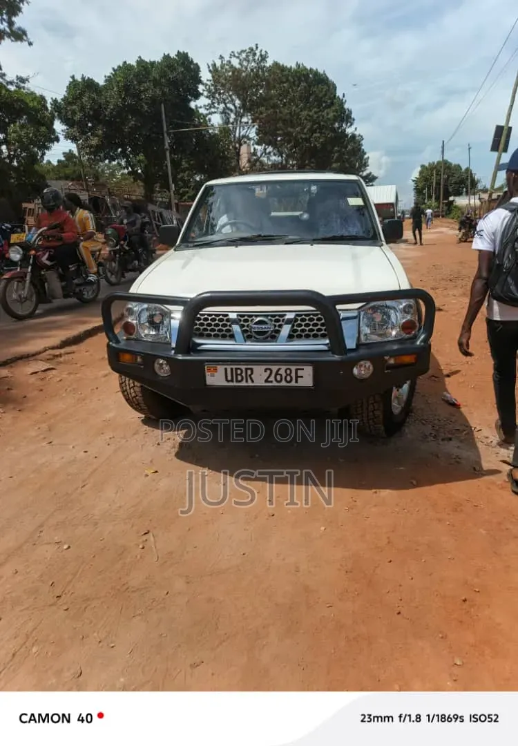 Nissan DoubleCab 2012 White
