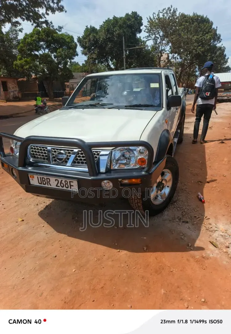 Nissan DoubleCab 2012 White