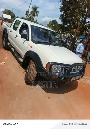 Nissan DoubleCab 2012 White