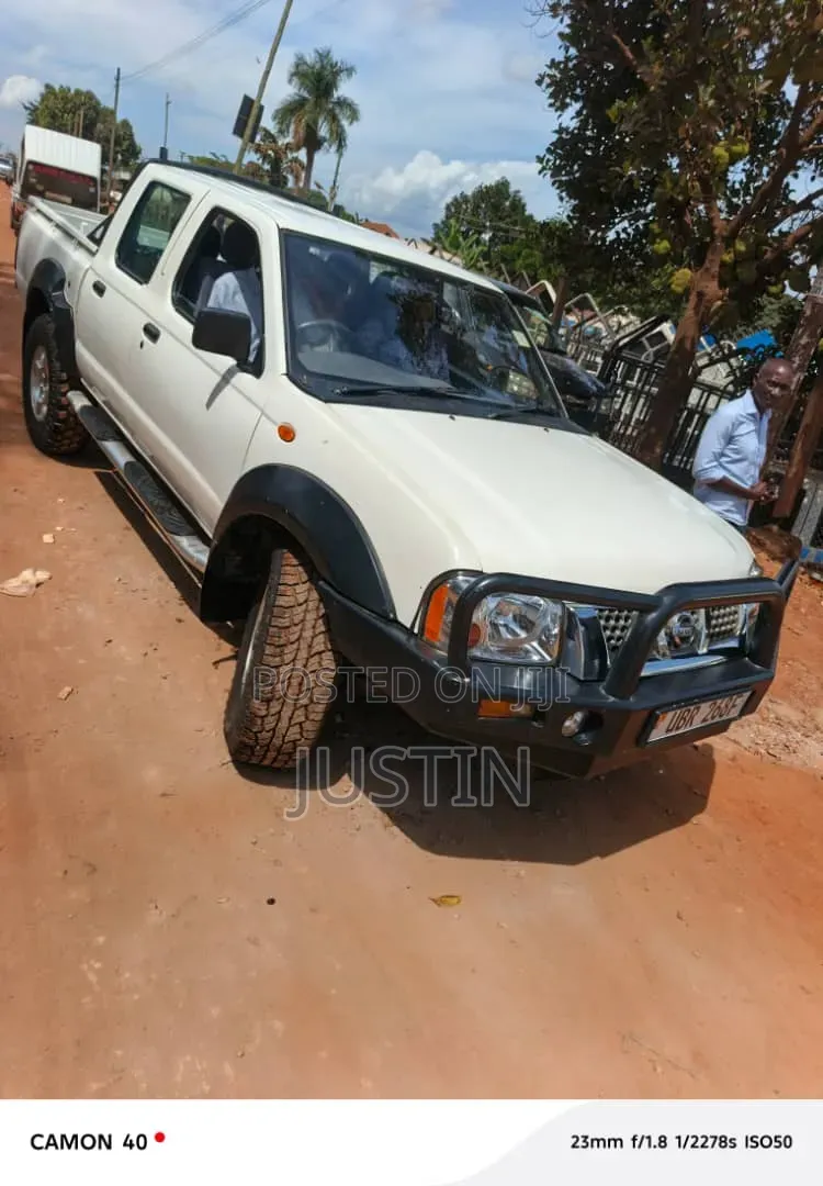 Nissan DoubleCab 2012 White