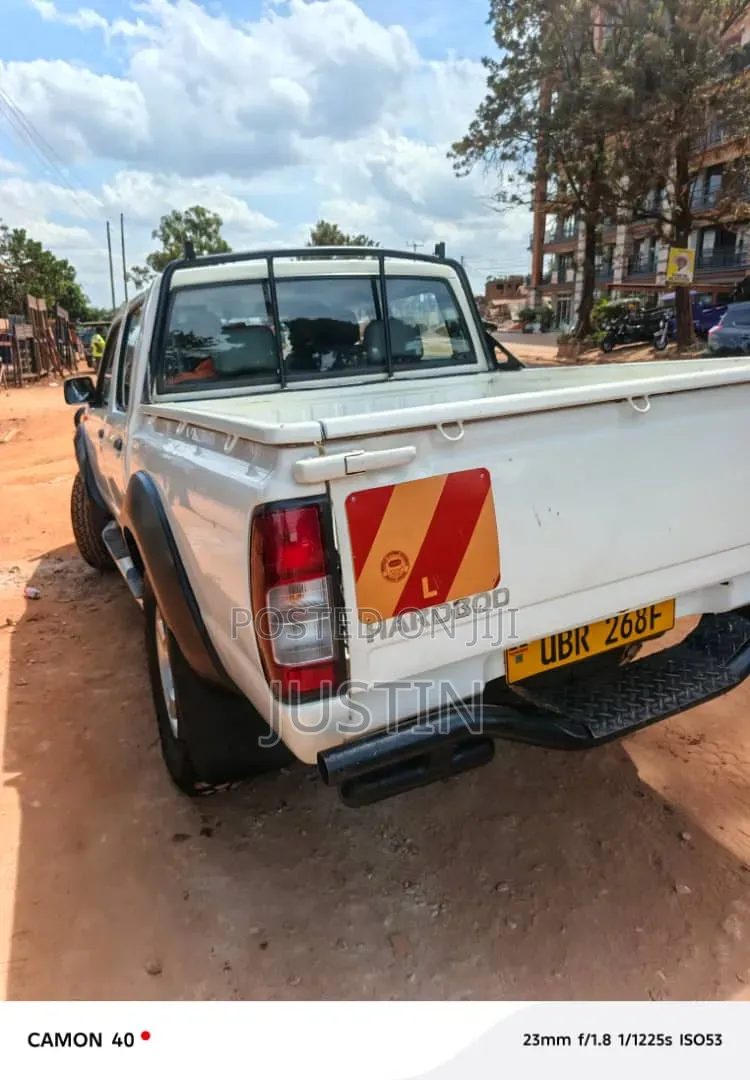 Nissan DoubleCab 2012 White