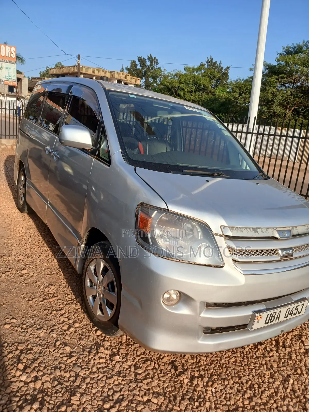 Toyota Noah 2003 Silver