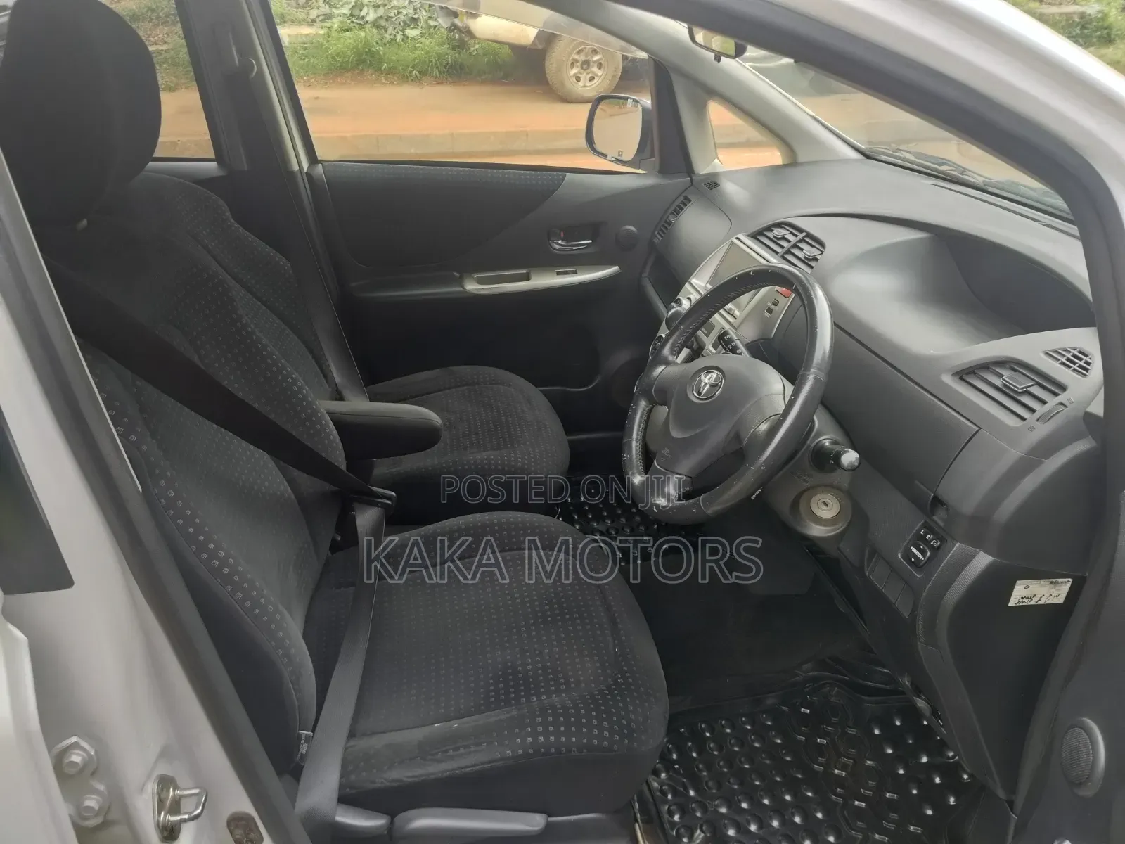 Toyota Ractis 1.5 AWD 2010 White