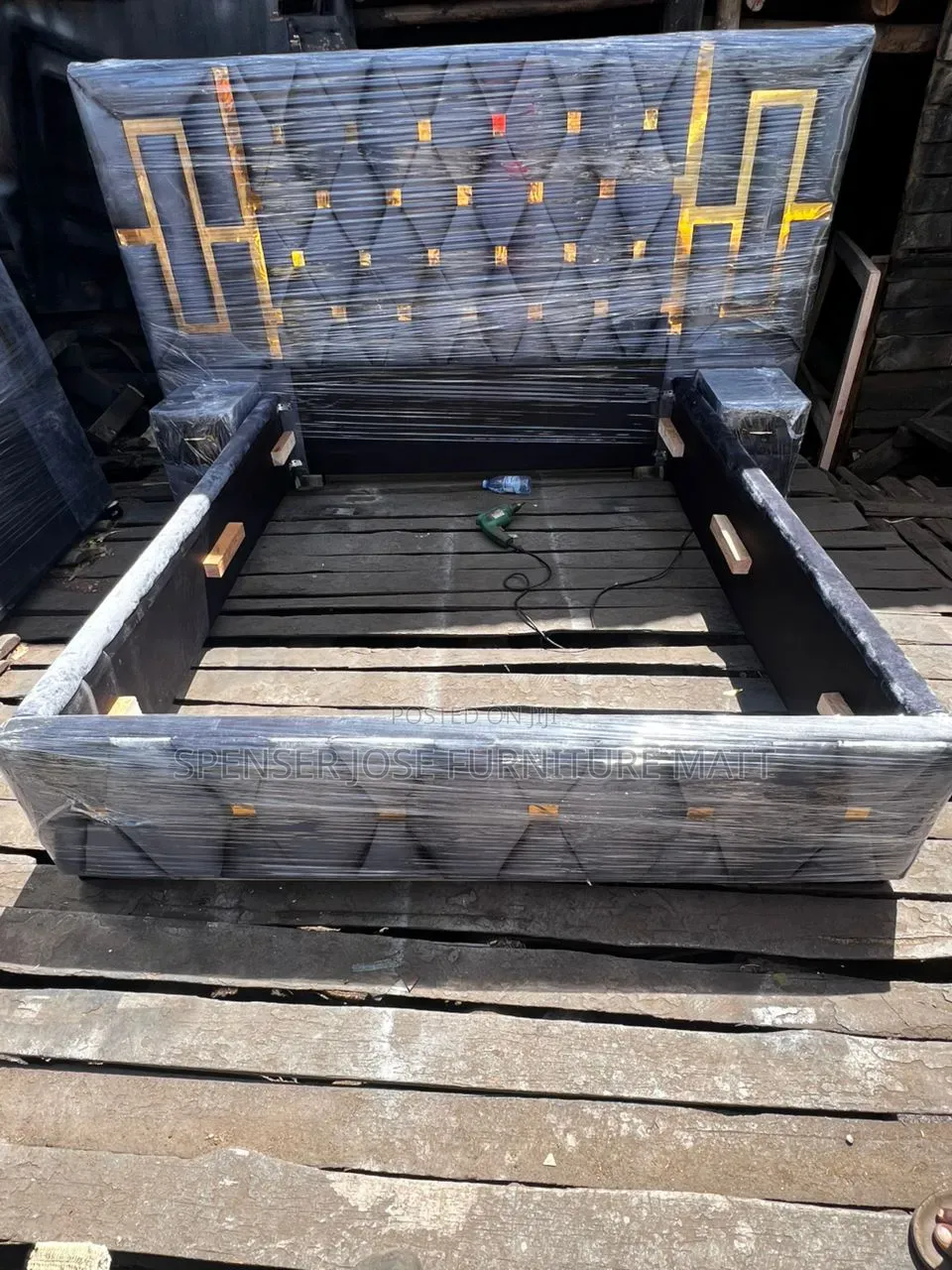 Bed 5by6 in Grey Colour