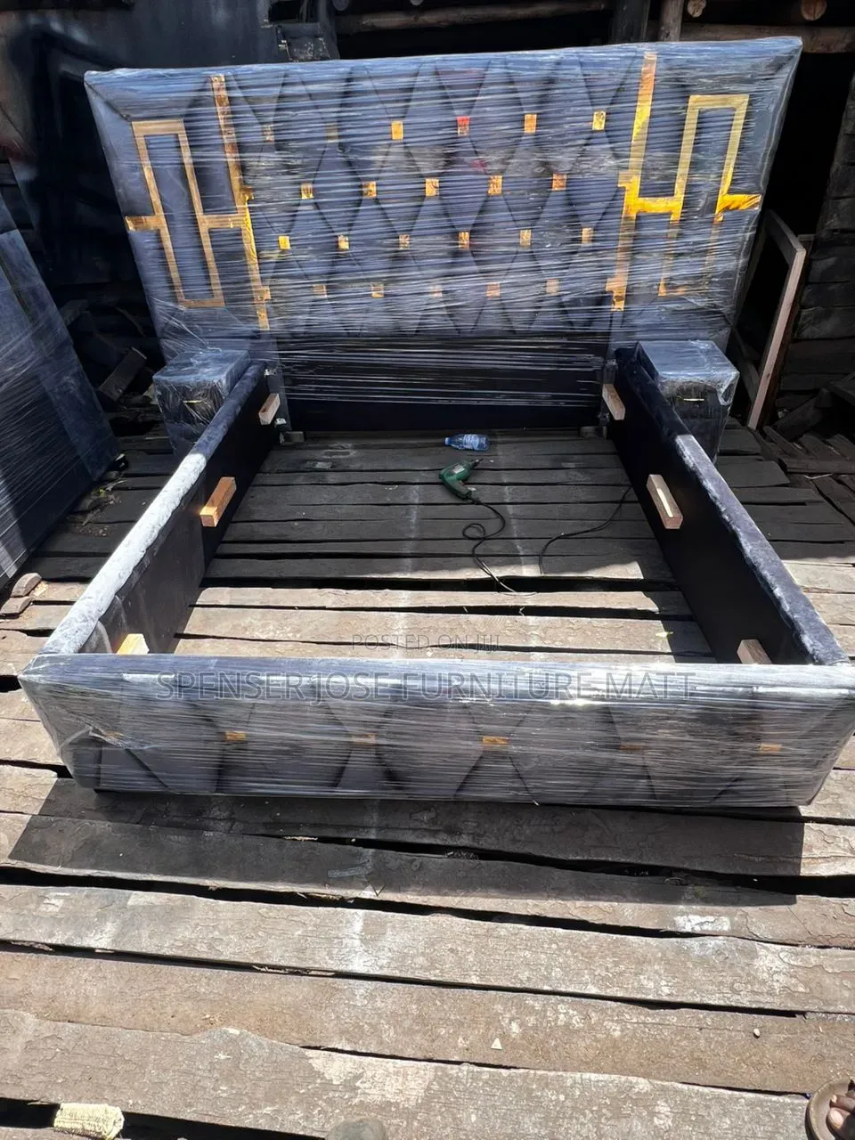 Bed 5by6 in Grey Colour