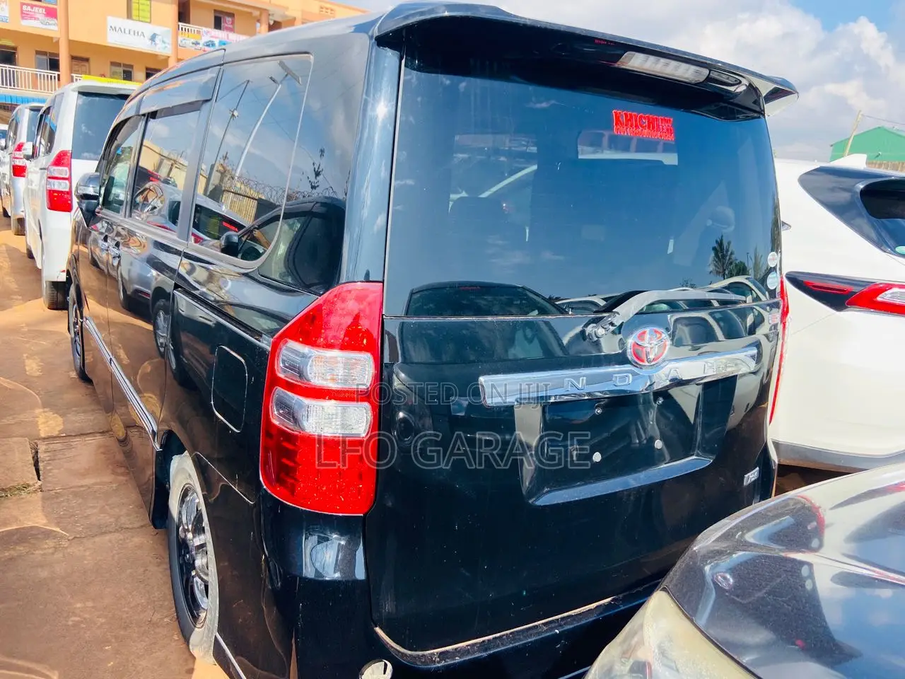 Toyota Noah 2.0 143hp FWD (8 Seater) 2012 Black
