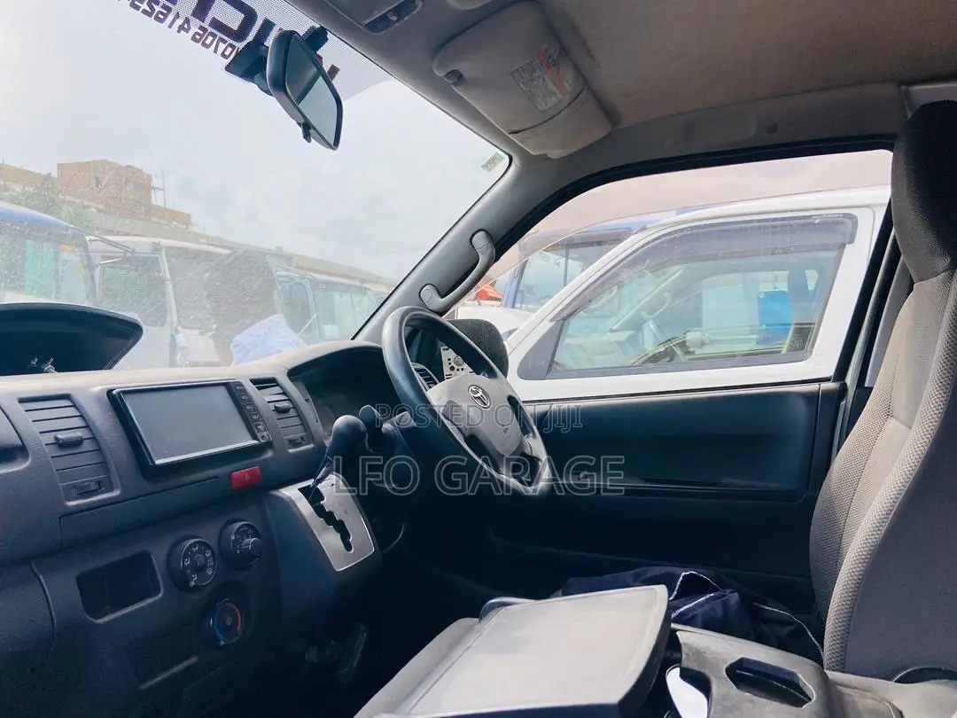 Toyota HiAce 2017 Silver