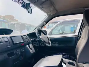Toyota HiAce 2017 Silver