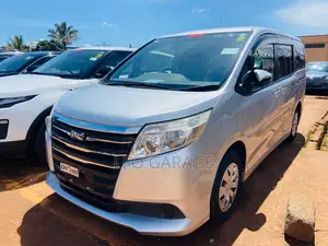 Toyota Noah 2.0 AWD (6 Seater) 2014 Silver
