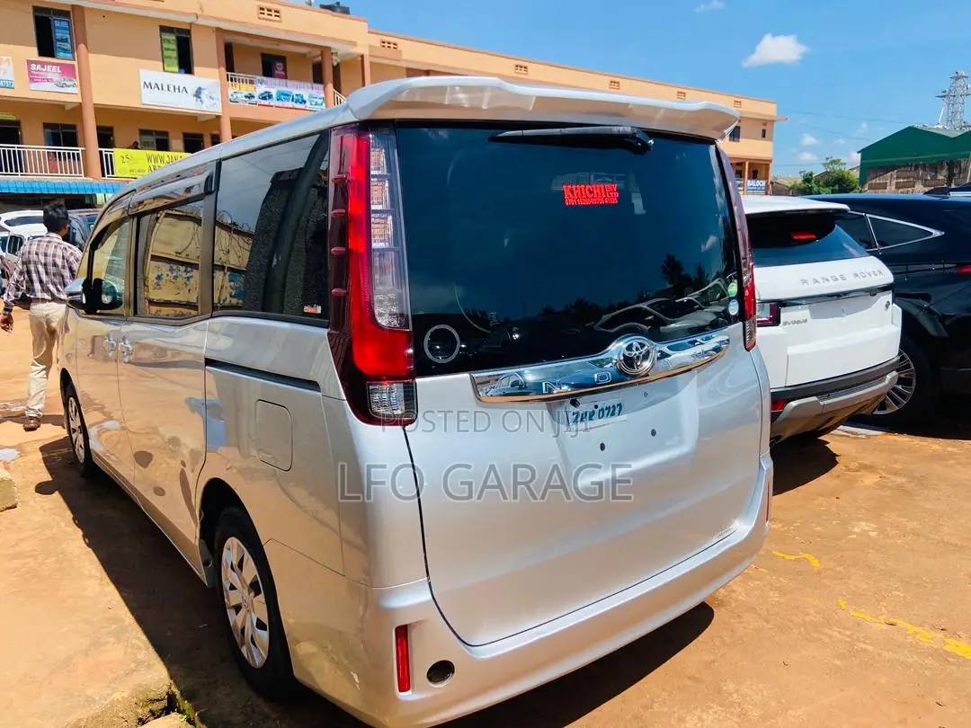 Toyota Noah 2.0 AWD (6 Seater) 2014 Silver