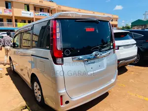 Toyota Noah 2.0 AWD (6 Seater) 2014 Silver