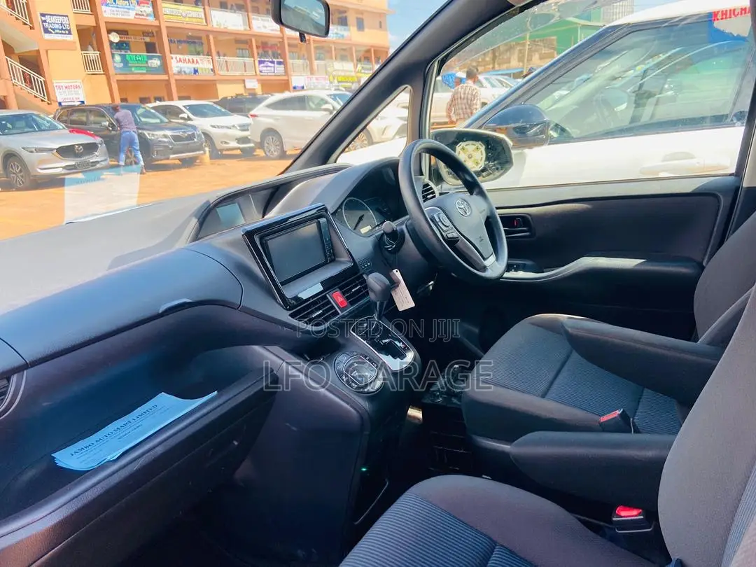 Toyota Noah 2.0 AWD (6 Seater) 2014 Silver