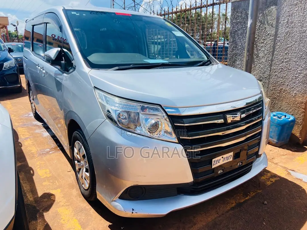 Toyota Noah 2.0 AWD (6 Seater) 2014 Silver