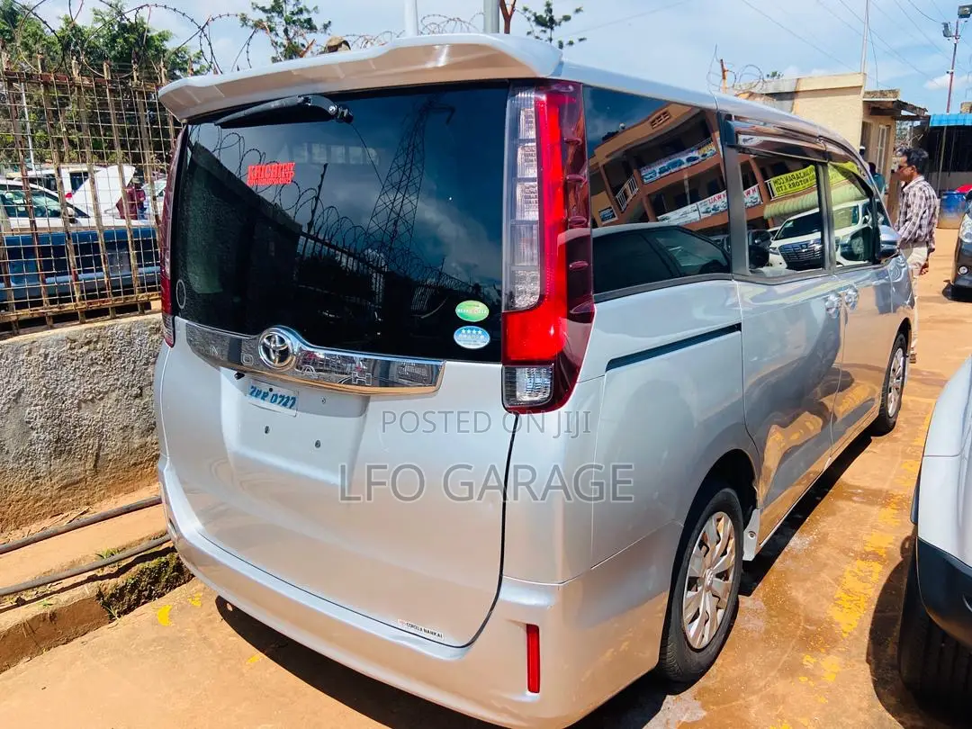 Toyota Noah 2.0 AWD (6 Seater) 2014 Silver