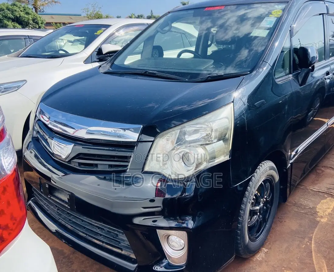 Toyota Noah 2.0 143hp FWD (8 Seater) 2012 Black