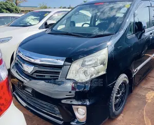 Toyota Noah 2.0 143hp FWD (8 Seater) 2012 Black