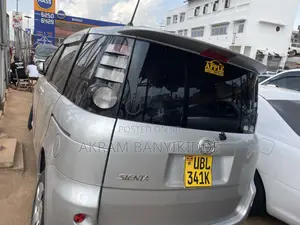 Toyota Sienta 2009 Silver